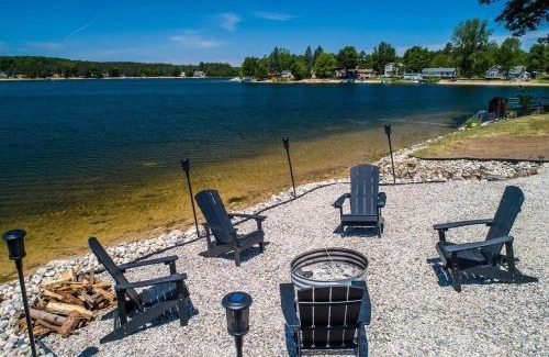 Cadillac House | 5BR Lakefront Getaway with hot tub