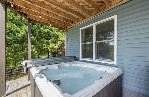 Mineral House | 5BR Lakefront Lake Anna, Dock, Views, Deck, Movies