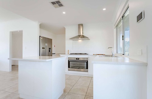 Lake Clifton House | 5BR Large Country Retreat on 40Ha Near Lake Clifton
