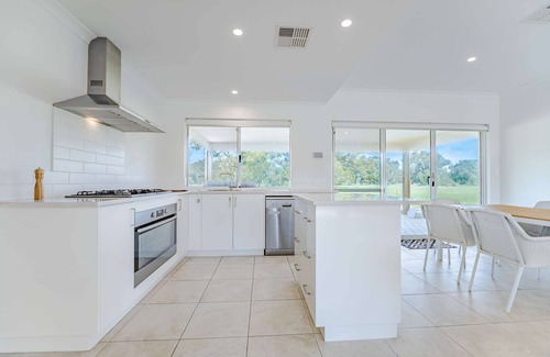 Lake Clifton House | 5BR Large Country Retreat on 40Ha Near Lake Clifton