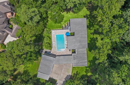 The Woodlands House | 5BR+ Modern Home, Pool, Gym, 2 Kitchens, 1 Acre Estate.