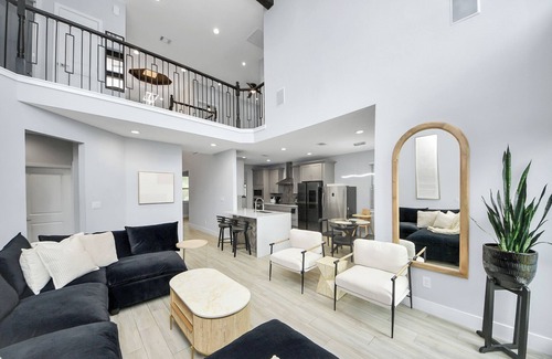 Barker House | 5BR Modern Paradise. Sleeps 15. Family Friendly