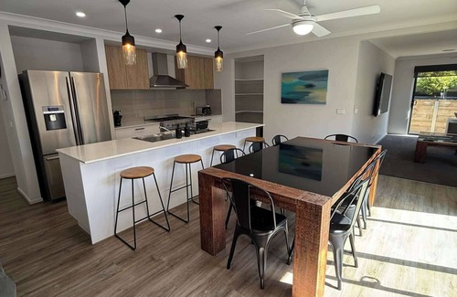Mount Clear House | 5BR Mount Clear Manor - Sleep Up To 10 Guests!