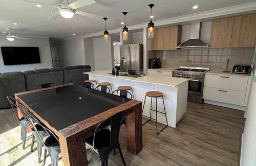 Mount Clear House | 5BR Mount Clear Manor - Sleep Up To 10 Guests!