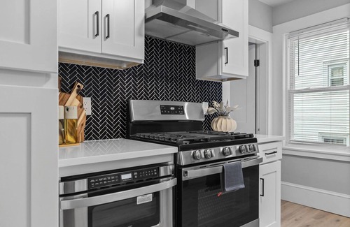Winter Hill Apartment | 5BR3Bath + Yard in Somerville LUX Retreat Home