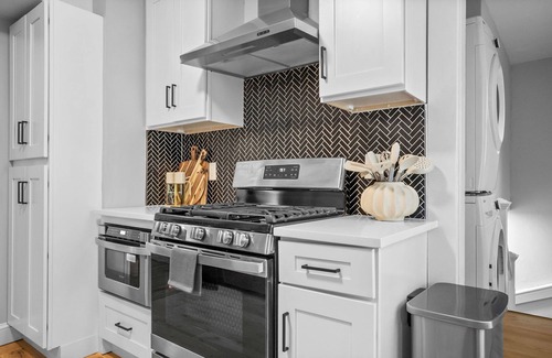 Winter Hill Apartment | 5BR3Bath + Yard in Somerville LUX Retreat Home