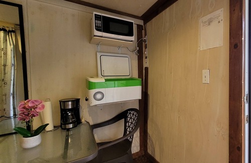 Fern Forest Cabin | #5Cabin w/PRIVATE indoor BATHROOM TV MICROWAVE