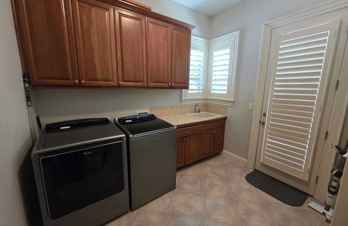 Sunnyside House | 5K SF Luxury Retreat Near PDX - Chef’s Kitchen, Theater, Sauna, & Forest Views