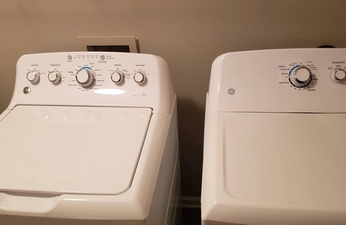 Greensboro Apartment | 5min→Airport-Fast wifi-Kings-Pool-Free Parking