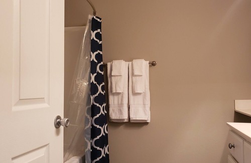 Greensboro Apartment | 5min→Airport-Fast wifi-Kings-Pool-Free Parking