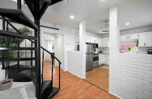 Historic Old Northeast House | 5min Drive-DTSPFlexible Guest PolicyFully Equipped KitchenPatioWasher-Dryer