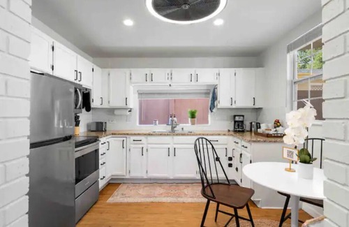Historic Old Northeast House | 5min Drive-DTSPFlexible Guest PolicyFully Equipped KitchenPatioWasher-Dryer