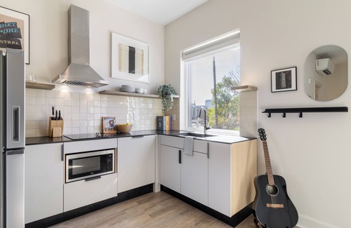 Buena Vista Apartment | 5min to Broad + Rooftop Views | Studio at Conway