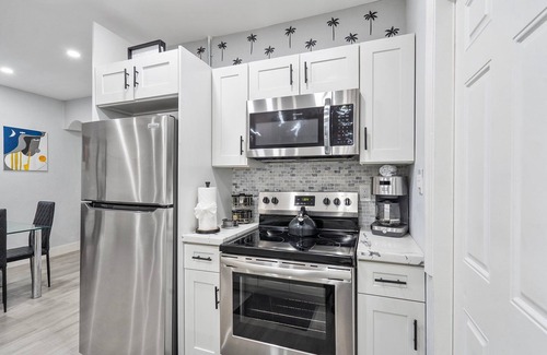 East Little Havana House | 5min to DT, Calle 8 and Brickell - Games, Large Yard & Hot Tub