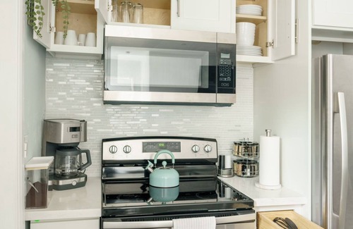 East Little Havana House | 5min to DT, Calle 8 and Brickell - Games, Large Yard & Hot Tub