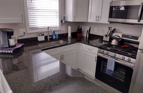 Plymouth House | ★5min To Kellogg Park ★ Plymouth ★ Parking ★W/D★