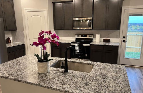 John T White House | 5TVs*75”TV*Fort Worth*Arlington*4Bedroom*King Bed