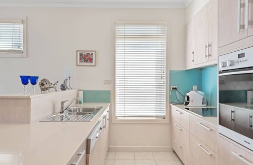 Victor Harbor House | 6-35 Esplanade - Beachfront