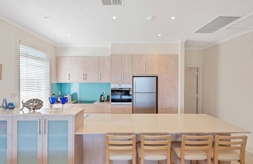 Victor Harbor House | 6-35 Esplanade - Beachfront