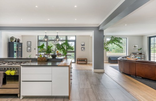 Newlands House | 6/7 bedroom spacious Bishopscourt home. Fun for the whole family.Exquiste views.