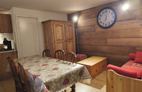 Gouaux-de-Larboust Apartment | 6-8 person apartment at the foot of the slopes in Peyragudes on the Les Agudes side.