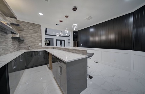 Fleetwood House | 6 bdrm home w pool/hot tub/pool table/bar/kareoke