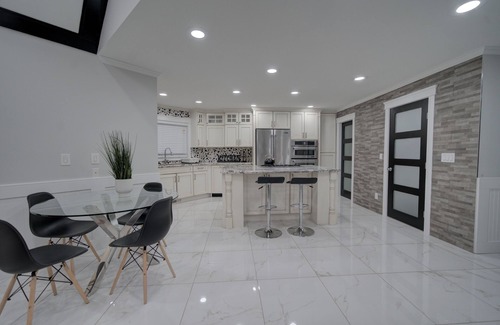 Fleetwood House | 6 bdrm home w pool/hot tub/pool table/bar/kareoke