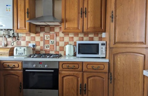 Cathays House | 6 Bed - Sleeps 10 Lake, Green Spaces & 10 Minutes from Central