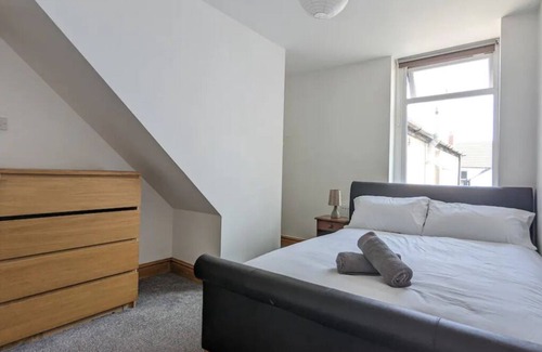 Cathays House | 6 Bed - Sleeps 10 Lake, Green Spaces & 10 Minutes from Central