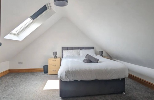 Cathays House | 6 Bed - Sleeps 10 Lake, Green Spaces & 10 Minutes from Central