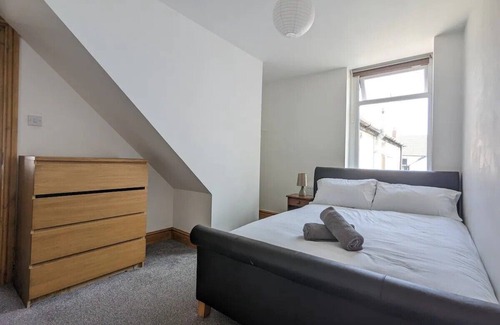 Cathays House | 6 Bed - Sleeps 10 Lake, Green Spaces & Central
