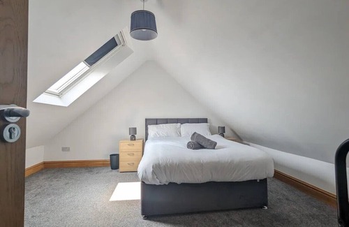 Cathays House | 6 Bed - Sleeps 10 Lake, Green Spaces & Central