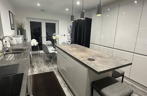 Nottingham House | 6 Bedroom 5 Shower rm House in Central Nottingham