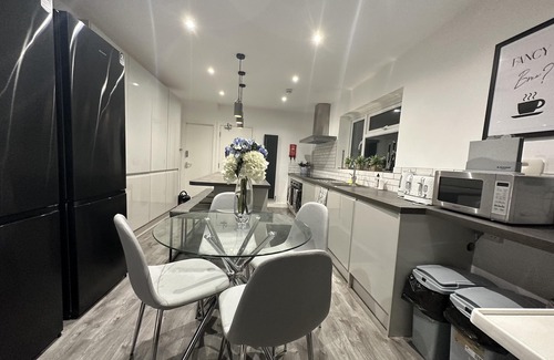 Nottingham House | 6 Bedroom 5 Shower rm House in Central Nottingham