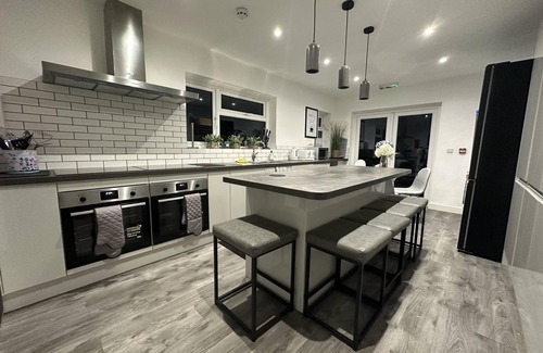 Nottingham House | 6 Bedroom 5 Shower rm House in Central Nottingham