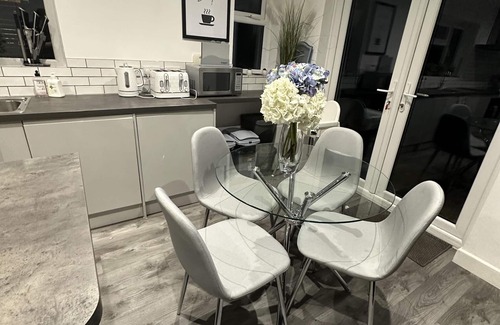 Nottingham House | 6 Bedroom 5 Shower rm House in Central Nottingham