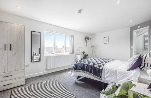 Coventry House | 6 Bedroom 6 Bathroom House - Close to to City Centre - Free Parking, Fast Wifi, Smart TV and Work Desks by Yoko Property