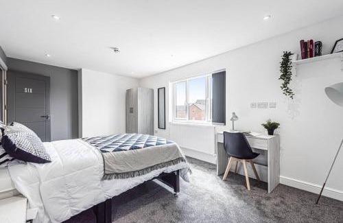 Coventry House | 6 Bedroom 6 Bathroom House - Close to to City Centre - Free Parking, Fast Wifi, Smart TV and Work Desks by Yoko Property