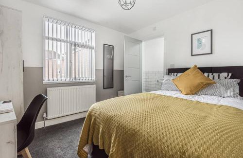 Coventry House | 6 Bedroom 6 Bathroom House - Close to to City Centre - Free Parking, Fast Wifi, Smart TV and Work Desks by Yoko Property