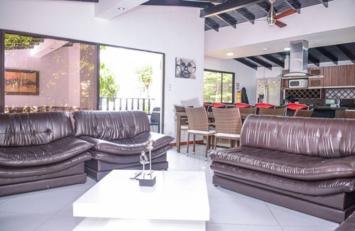 El Poblado House | 6 Bedroom 7 bath AC, Hot tub Balcony Poblado Close to Manila Police Station