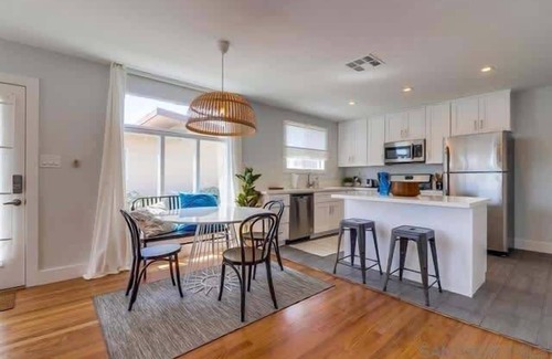 North Pacific Beach House | 6 Bedroom Beach Getaway Walk to Law Street Beach