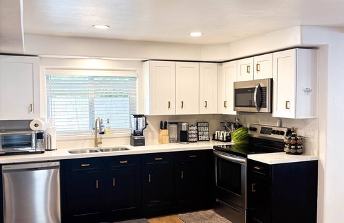 Lehi House | 6 Bedroom Central located Off highway 10 mins to Downtown Tempe Scottsdale Golf
