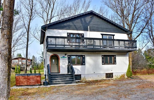 Swiss Meadows Ski Chalet | 6 Bedroom Chalet- Minutes to Blue Mountain Village