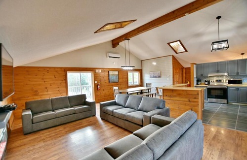 Swiss Meadows Ski Chalet | 6 Bedroom Chalet- Minutes to Blue Mountain Village