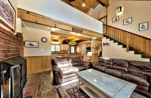 Montgomery Estates Cabin | 6 Bedroom, Game Room, Hot Tub, Near Lake and Trails, EV Charger, 12 guests+Extra Kids