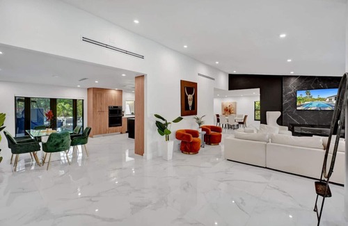 Kendale Lakes House | 6-Bedroom Home with/Pool/BBQ/Family Fun