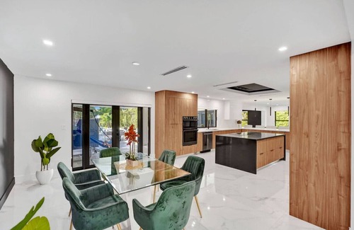 Kendale Lakes House | 6-Bedroom Home with/Pool/BBQ/Family Fun