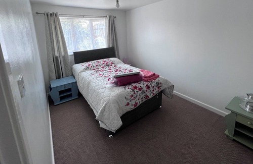 Corby House | 6 Bedroom House Air BnB reasonable distance from the town center & train station