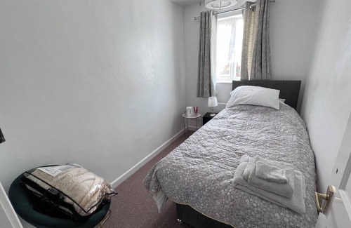 Corby House | 6 Bedroom House Air BnB reasonable distance from the town center & train station