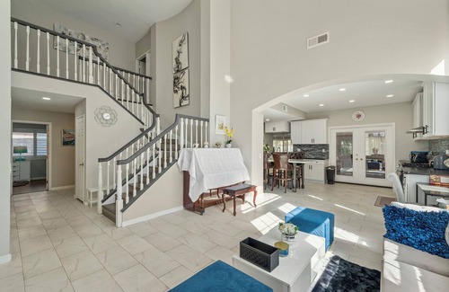 Ontario House | 6 bedroom Large house. Near Airport,Outlets Mall, Party,Wedding, Pets Friendly